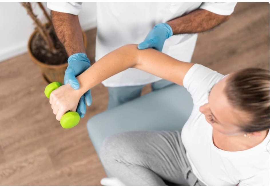 Imagem de mulher fazendo exercícios de fisioterapia
